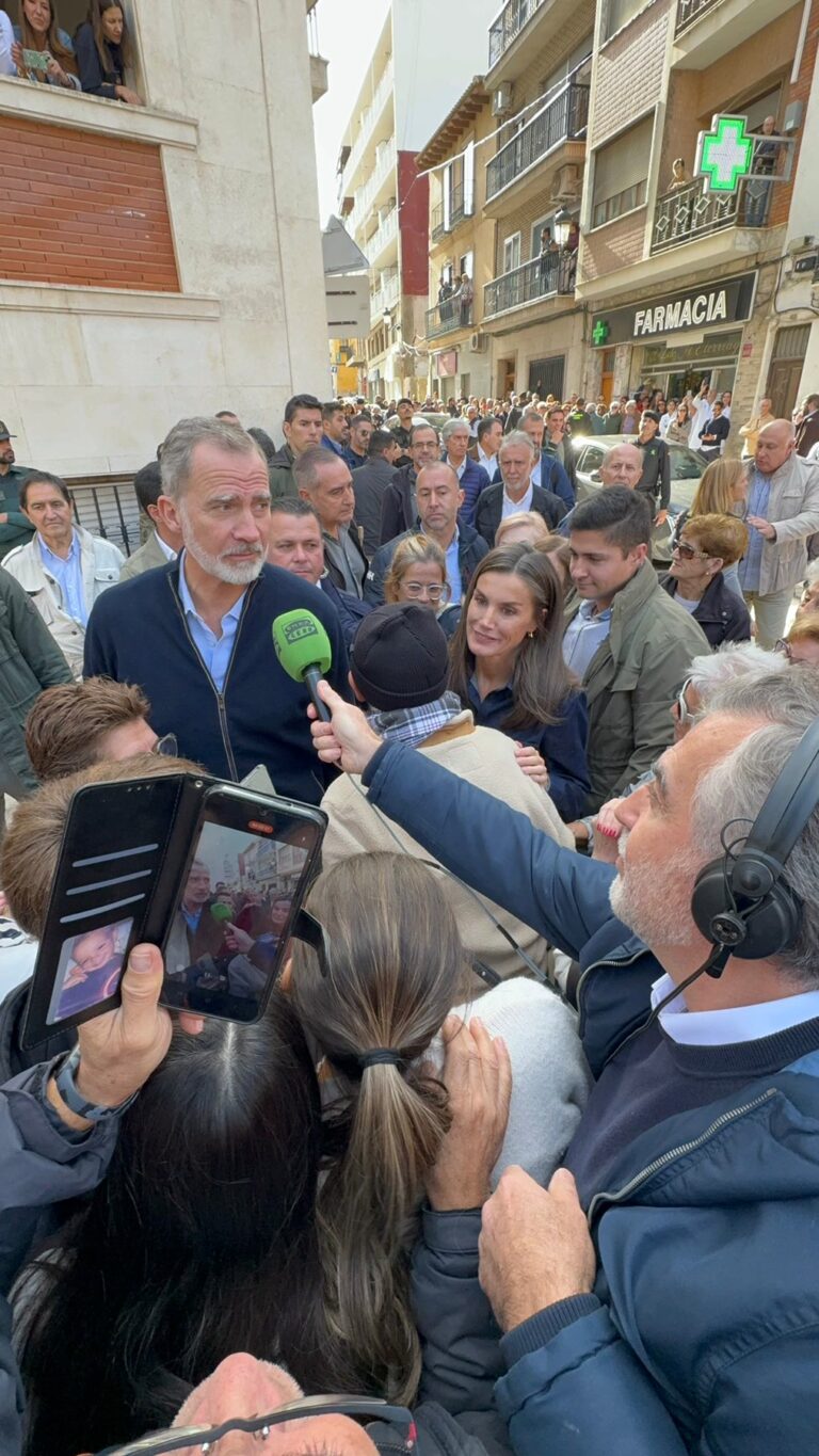 Carlos Alsina entrevista en exclusiva a S. M. los Reyes en Chiva, epicentro de la DANA