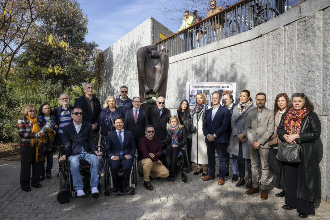 Carabante, junto a Borja Fanjul, Lola Navarro, Jaime González Taboada y representantes de grupos municipales y asociaciones de víctimas de seguridad vial junto al monumento por las víctimas