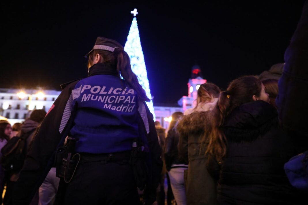 Imagen de archivo de una policía en la Puerta del Sol en Navidad 2022