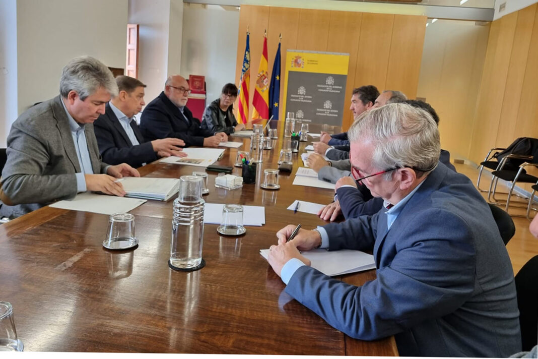 El ministro en una de las reuniones