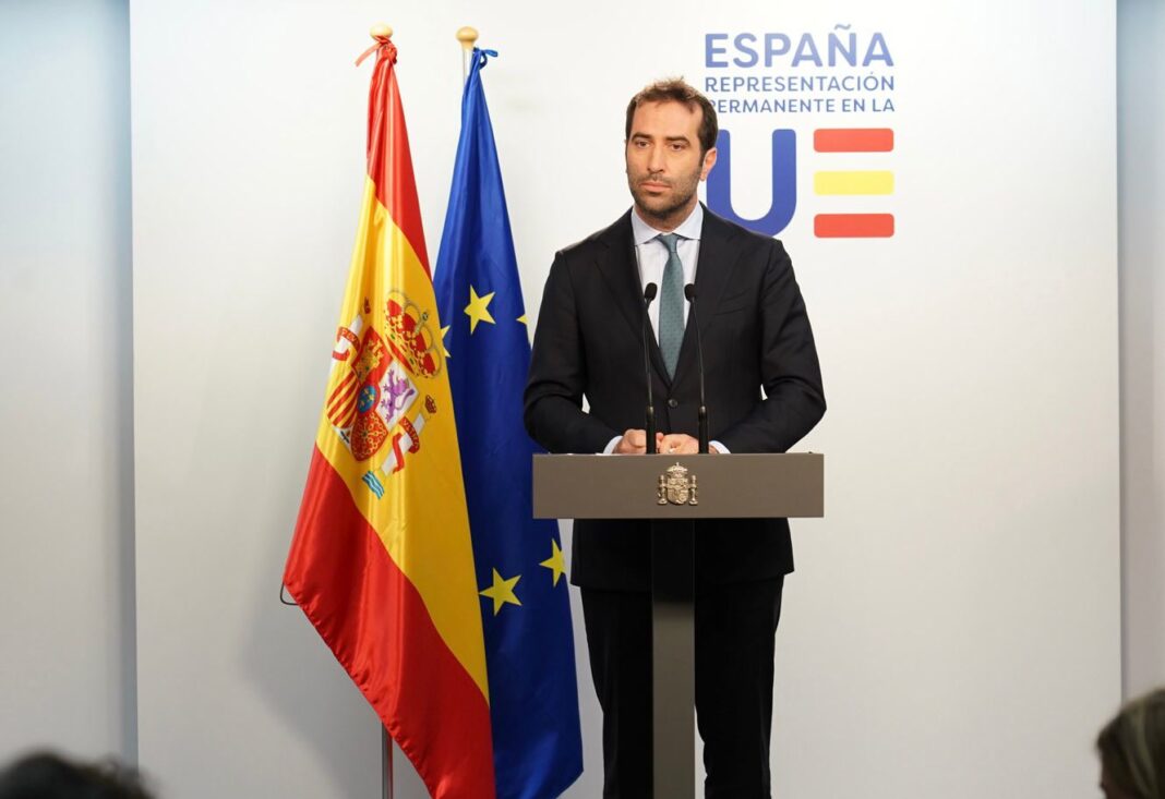 El ministro de Economía, Comercio y Empresa, Carlos Cuerpo, atiende a los medios de comunicación en Bruselas.