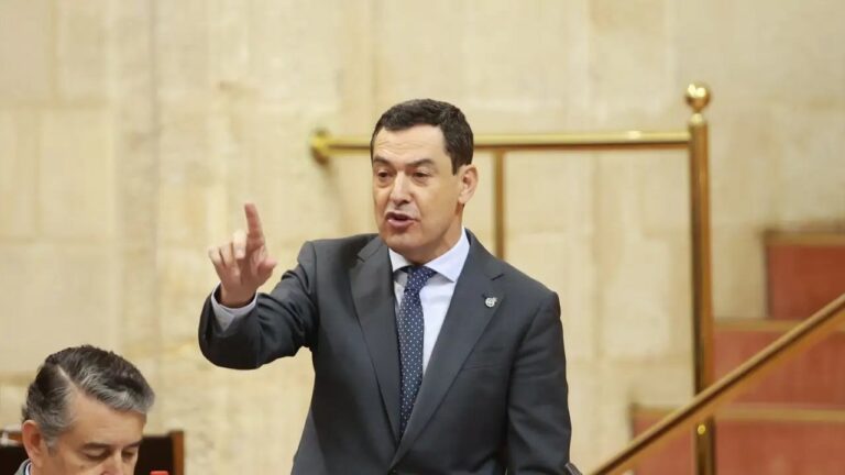 Juan Manuel Moreno Bonilla defiende la permanencia de Mazón en una entrevista con Carlos Alsina