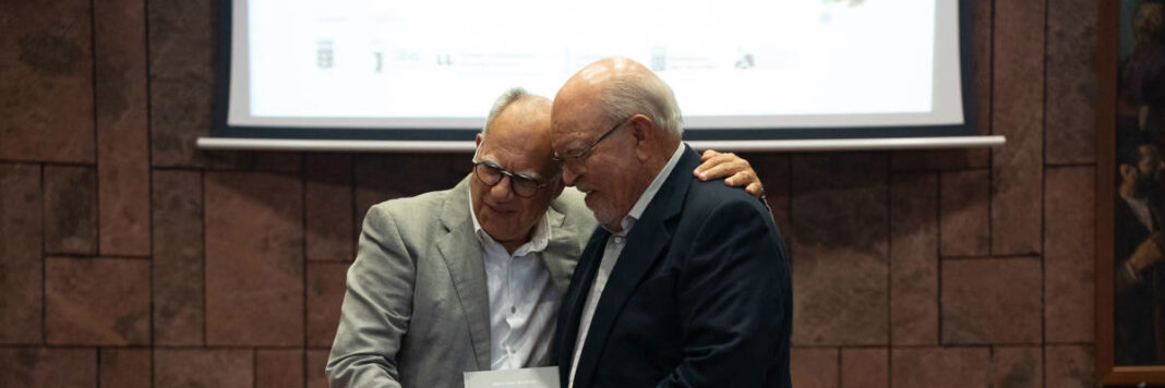 Imagen de La Gomera homenajea a Isidro Ortiz en la clausura de las jornadas internacionales de Silbo Gomero 