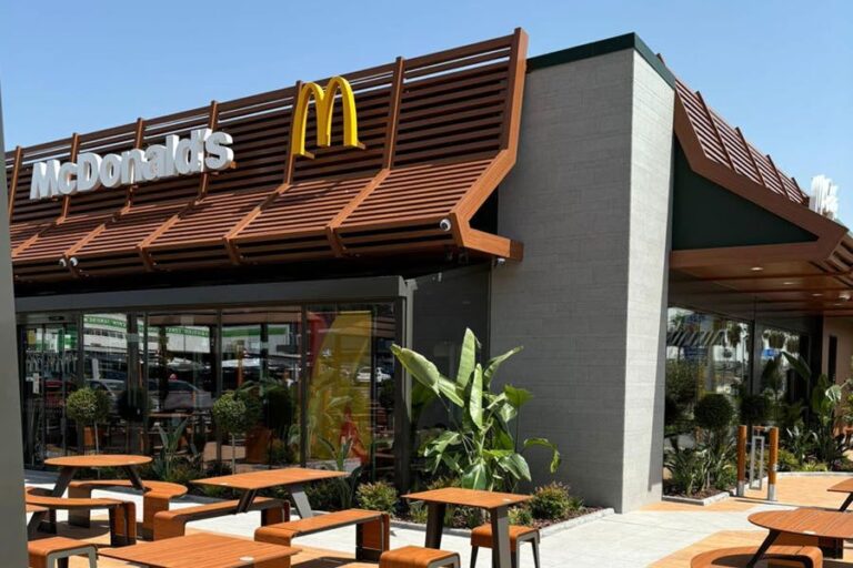 McDonald’s transforma la Navidad en Tomares con su espectacular alumbrado solidario
