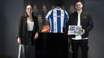 Miguel de la Fuente dona una reliquia del CD Leganés al Museo LEGENDS