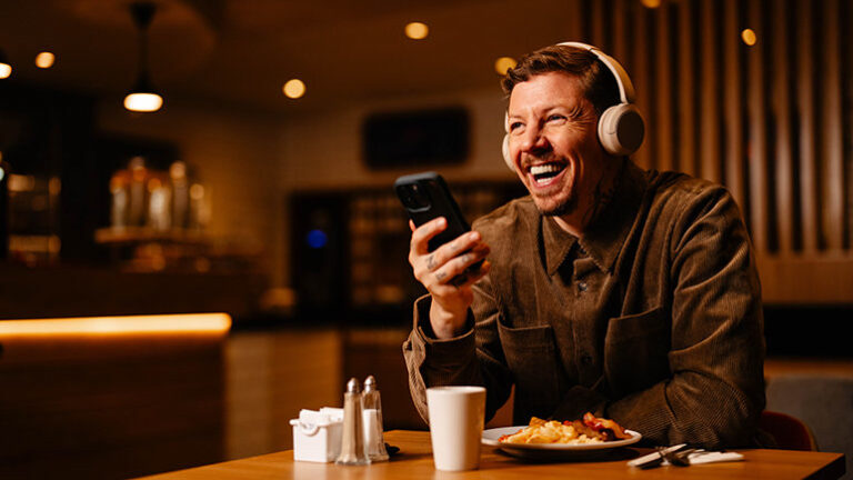 Professor Green y Holiday Inn Express lanzan una lista de reproducción ASMR para ayudar a los británicos a dormir antes de la superluna