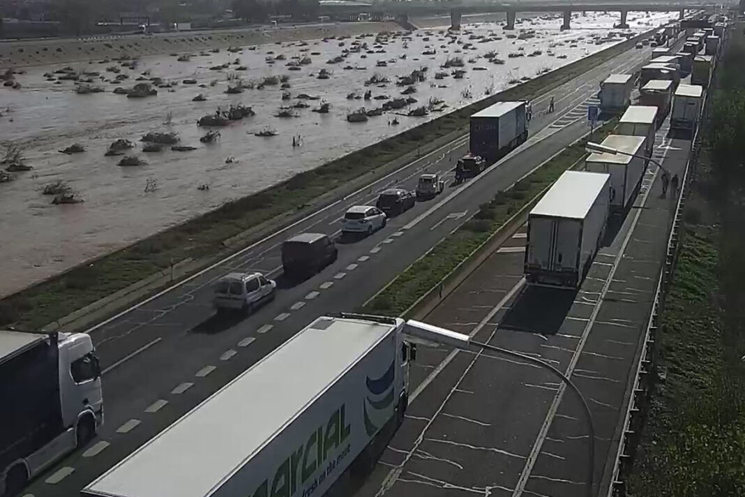 Circulación de transportes por la V-30 tras los efectos de la DANA