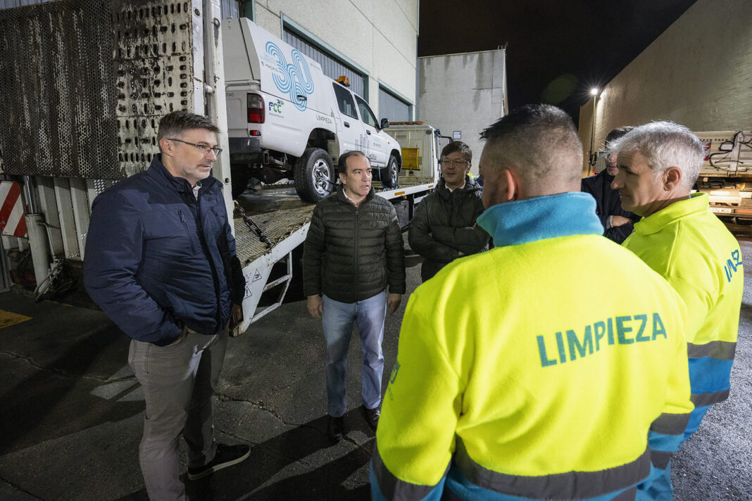 Carabante y Páramo junto a los servicios de limpieza municipales que han partido hacia Valencia para ayudar en las consecuencias provocadas por la DANA 