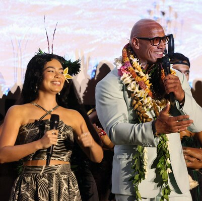 Ya puedes ver las imágenes de la première en Hawái con Auliʻi Cravalho y Dwayne Johnson