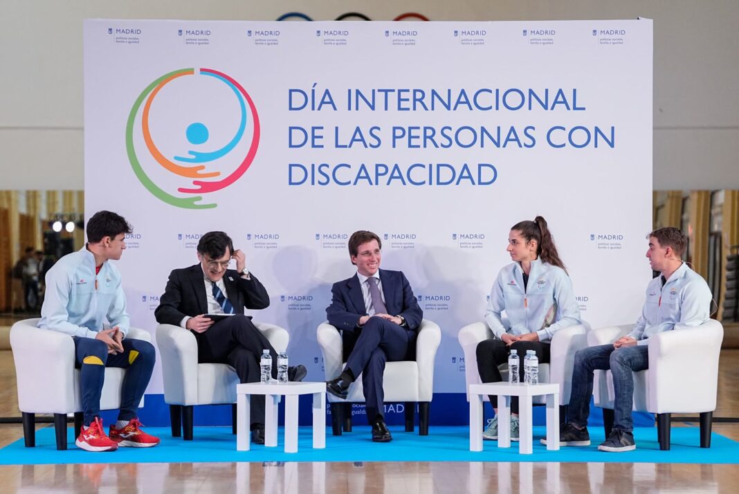 El alcalde de Madrid durante el coloquio con atletas paralímpicos con motivo del Día Internacional de las Personas con Discapacidad