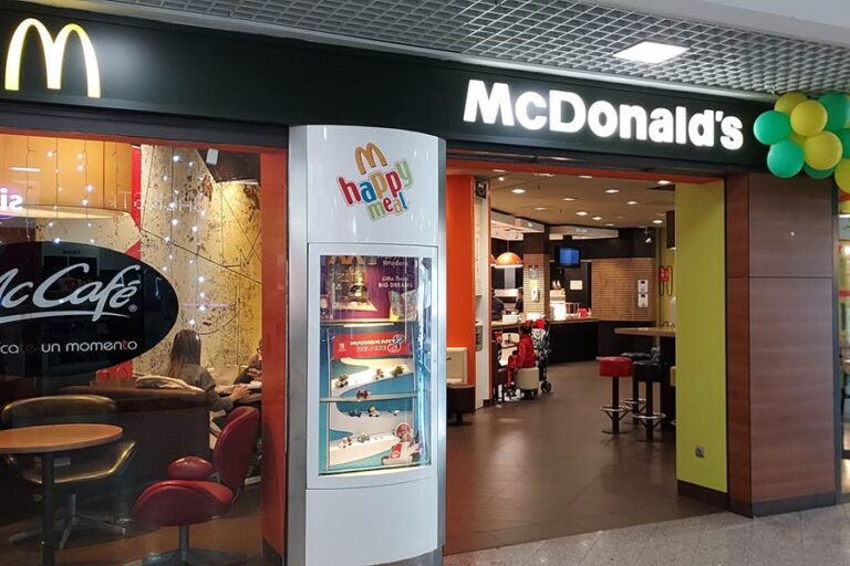 Celebran 30 años del icónico McDonald’s en el Centro Comercial El Arcángel de Córdoba