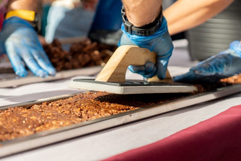 Descubre el asombroso turrón más grande de España: ¡300 kilos de ingredientes y 110 metros de longitud!