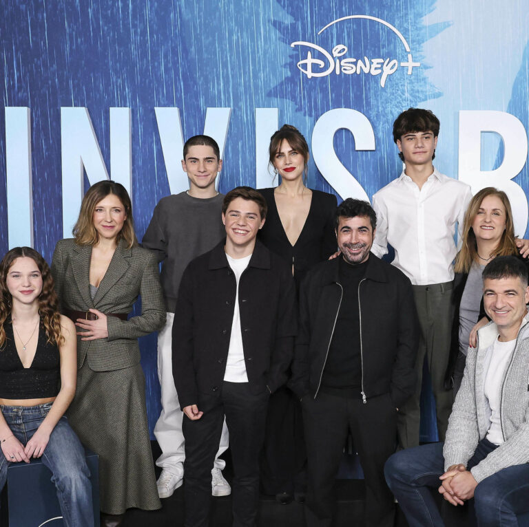 Disponible el photocall con el equipo de la serie original de Disney+ «Invisible»