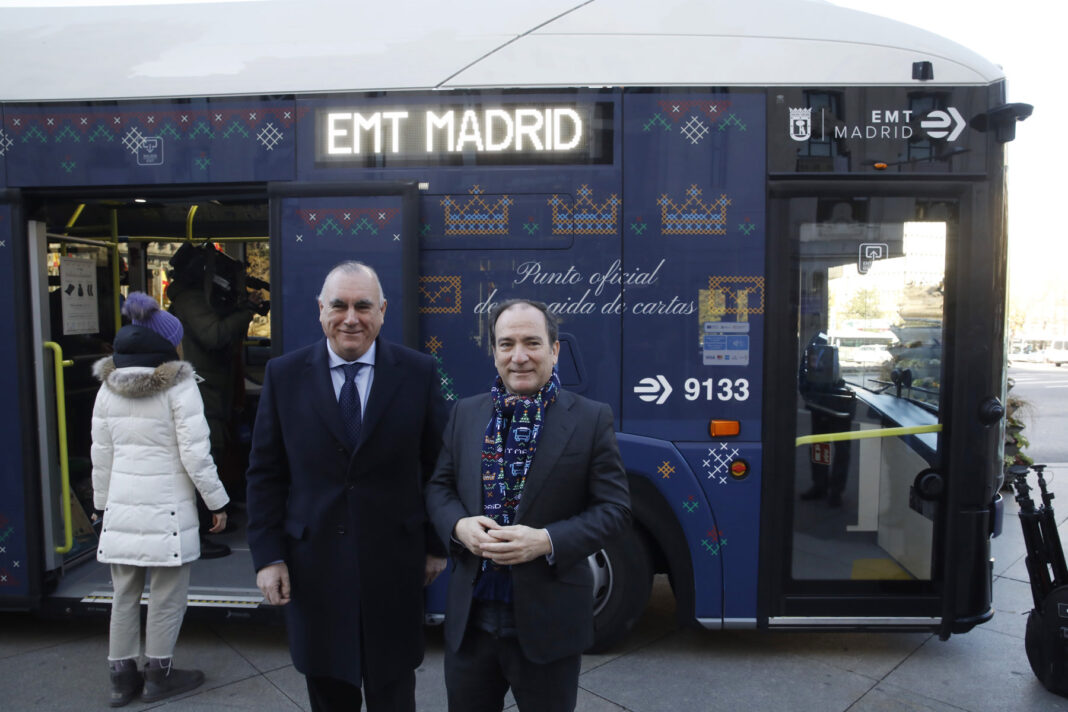 El delegado de Urbanismo, Medio Ambiente y Movilidad, Borja Carabante, y el Director Gerente de EMT Madrid, Alfonso Sánchez Vicente, junto al autobús de la Navidad de EMT Madrid