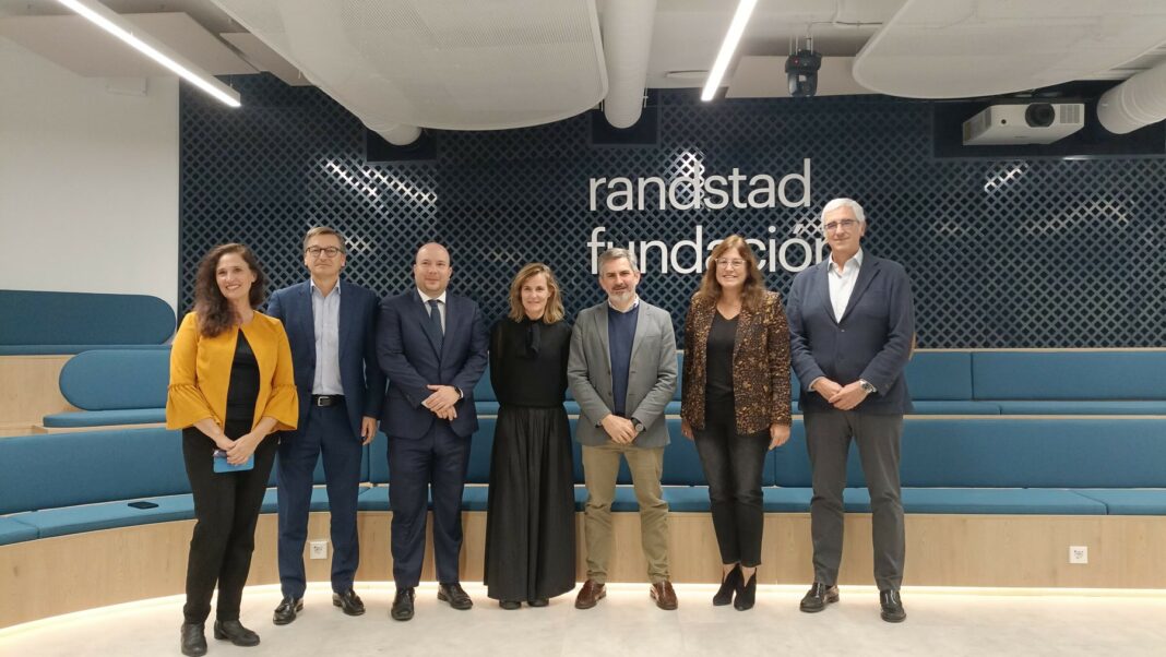 Firma del acuerdo de la Agencia para el Empleo de Madrid (AE) con la Fundación Randstad