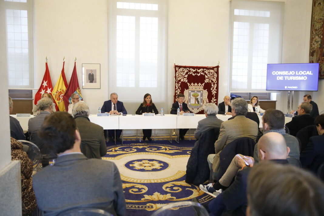 La concejala delegada de Turismo, Almudena Maíllo, preside la sesión del Consejo Local de Turismo
