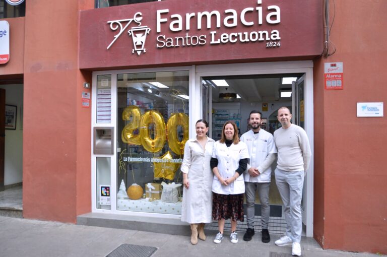 La farmacia Santos Lecuona, la más antigua de Canarias, celebra 200 años de historia en el Ayuntamiento de San Cristóbal de La Laguna