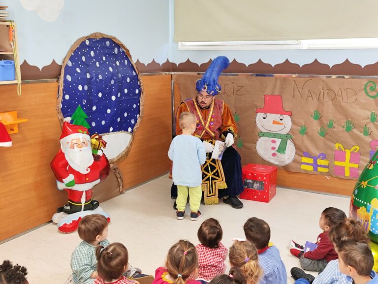 Los pajes reales visitan las escuelas infantiles municipales de La Laguna para recoger las cartas a los Reyes Magos de 300 niños y niñas
