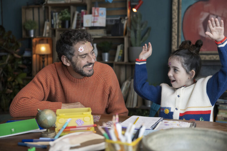 Paco León vuelve a brillar en ‘Sin instrucciones’, que se estrena el 25 de diciembre