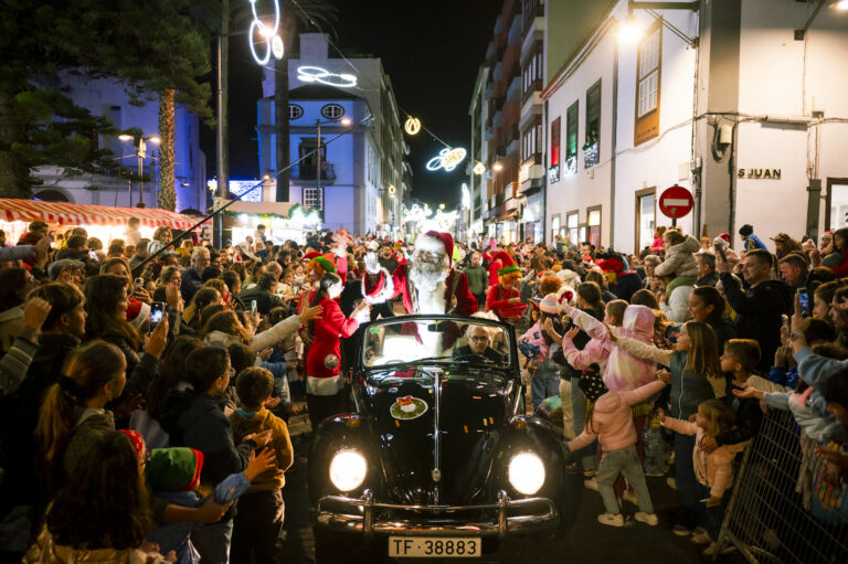Papá Noel llena de magia e ilusión las calles de San Cristóbal de La Laguna