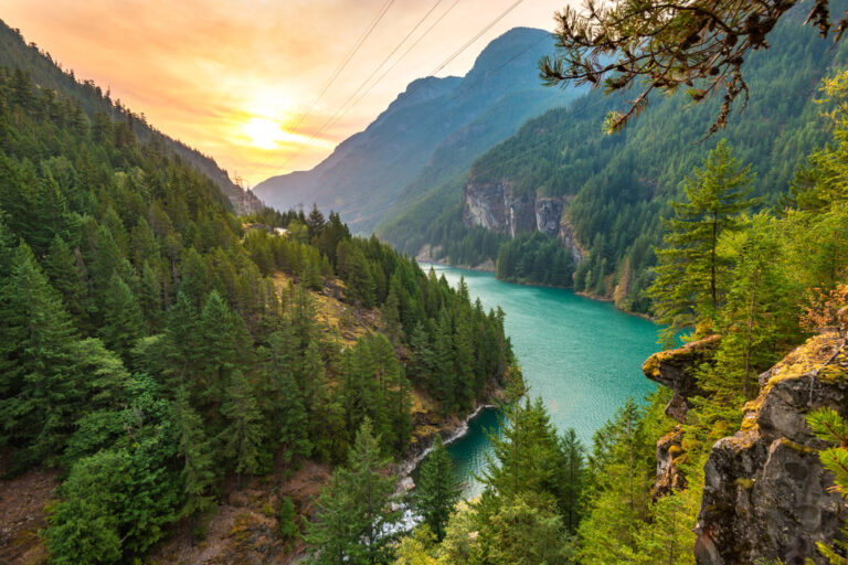 Scene,Over,Diablo,Lake,When,Sunrise,In,The,Early,Morning