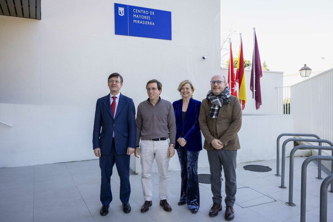 Martínez Páramo, Almeida, García Romero y Sánchez en la inauguración del Centro de Mayores Mirasierra