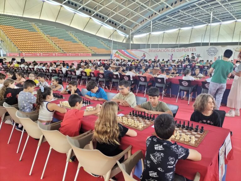 Deportes reafirma su compromiso y promueve el ajedrez en las escuelas por un año más