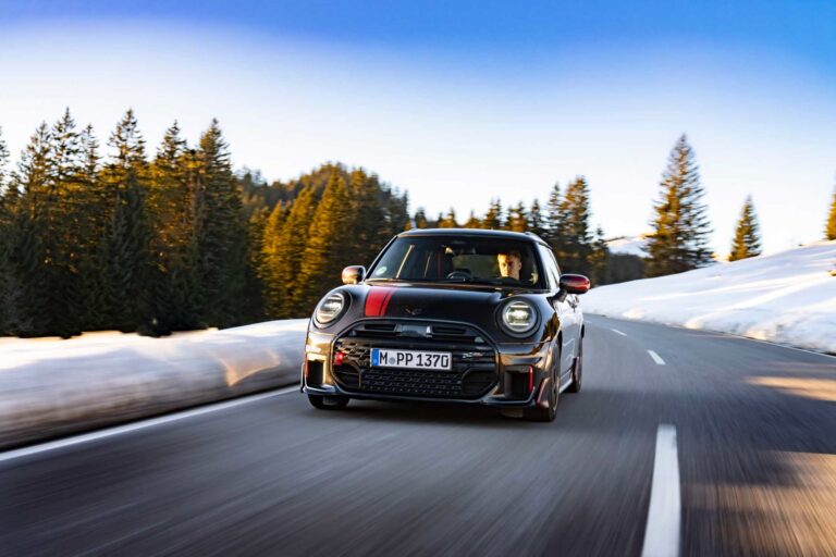 Descubre el nuevo MINI John Cooper Works con accesorios genuinos