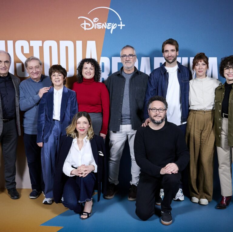 Disponible el photocall con el equipo de Custodia repartida, la nueva serie original de Disney+