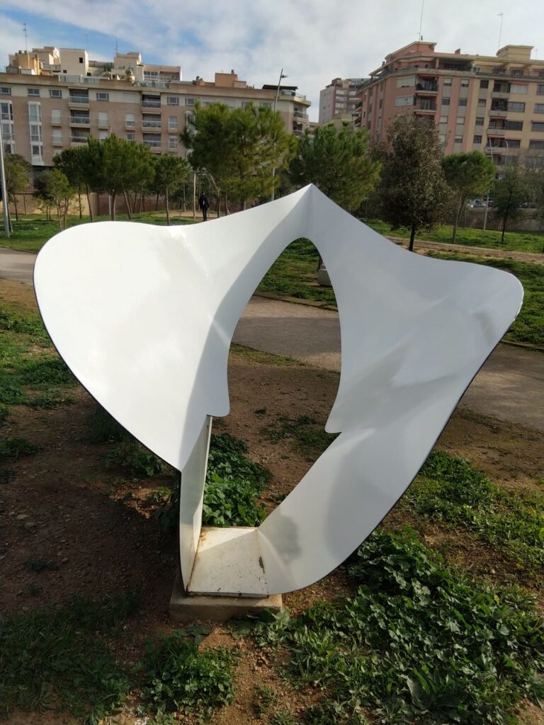 Emaya actúa contra el vandalismo: limpia las pintadas en la escultura de George Sugarman