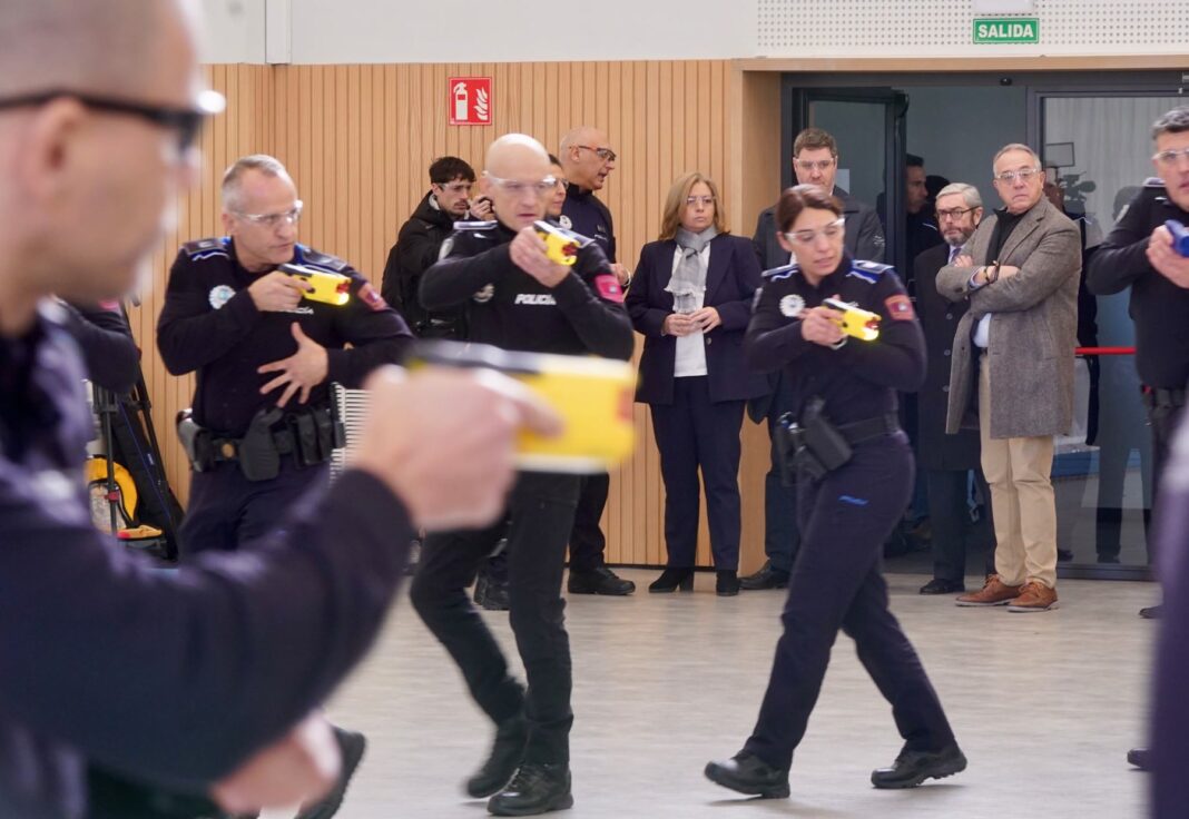 La vicealcaldesa de Madrid y delegada de Seguridad y Emergencias, Inma Sanz, acompañada por el concejal de Latina, Alberto González, y de mandos policiales, durante su visita al CIFSE para hacer balance del uso de los disposi