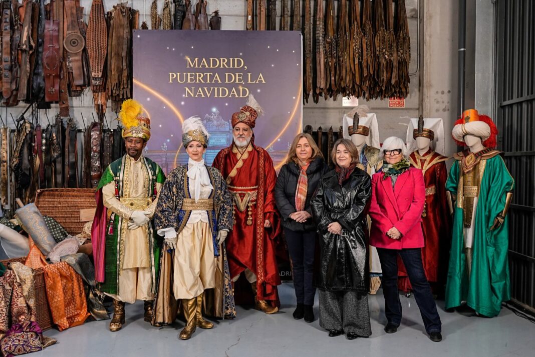 La vicealcaldesa de Madrid y alcaldesa en funciones, Inma Sanz, y la delegada de Cultura, Turismo y Deporte, Marta Rivera de la Cruz, junto a los pajes reales durante la presentación de la cabalgata de Reyes 2025