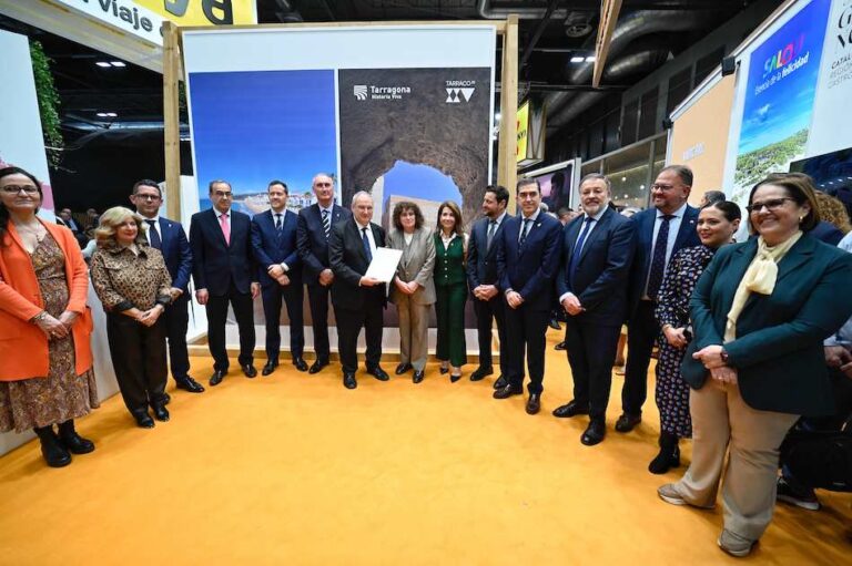 Las ciudades patrimonio piden al ministro de Turismo en Fitur apoyo para un Parador en las 15 localidades