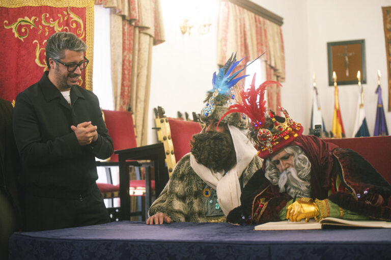 Los Reyes Magos de Oriente llenan de ilusión y magia las calles de La Laguna