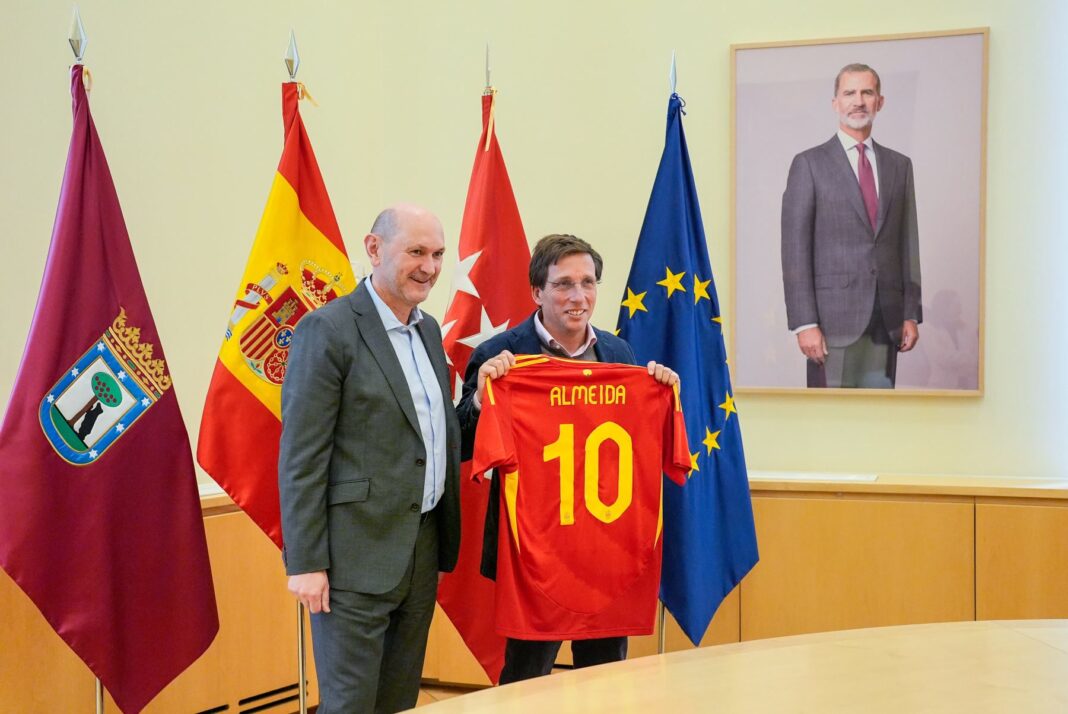 El alcalde de Madrid, José Luis Martínez-Almeida, recibe por primera vez en el Palacio de Cibeles al presidente de la Real Federación Española de Fútbol, Rafael Louzán