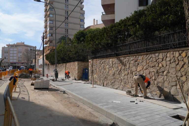 Belén Soto supervisa el avance de las obras para mejorar el pavimento y la accesibilidad de la calle Fra Juníper Serra