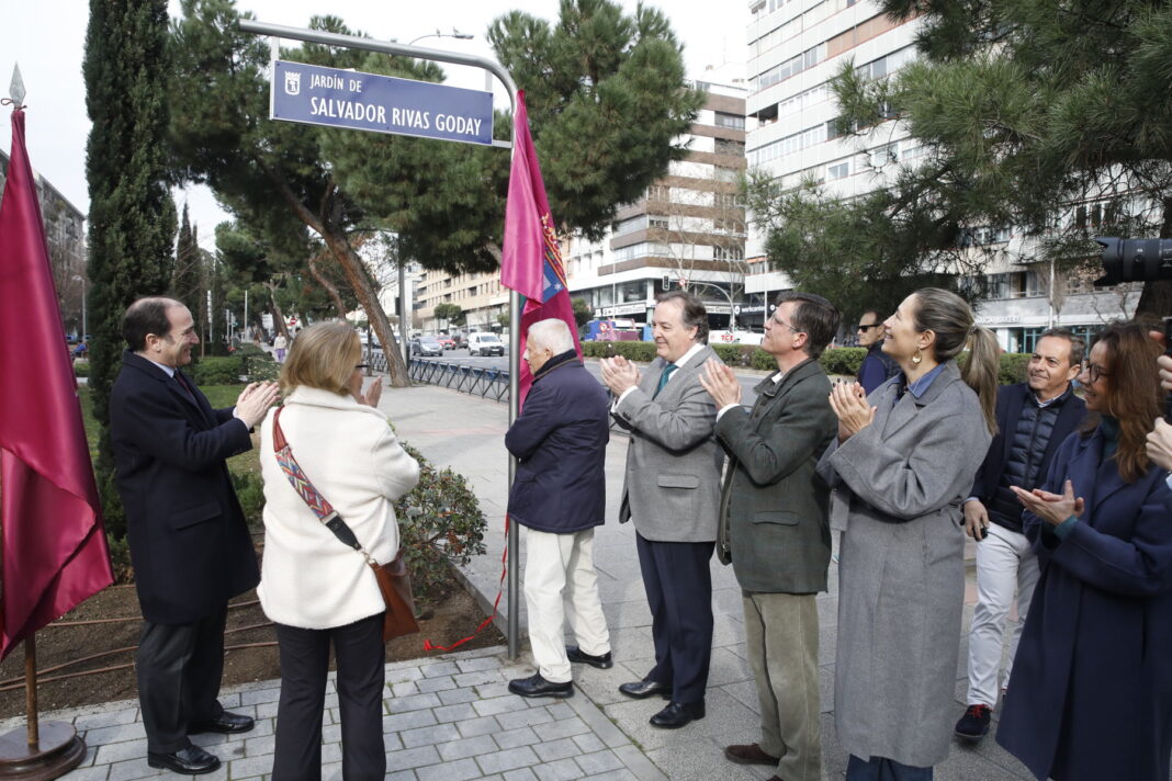Instante en el que se ha descubierto la placa conmemorativa, en el acto homenaje al catedrático Salvador Rivas Goday en Chamberí