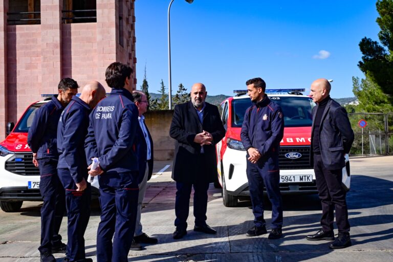 El alcalde de Palma inspecciona la reforma del parque de Bomberos de Sa Teulera