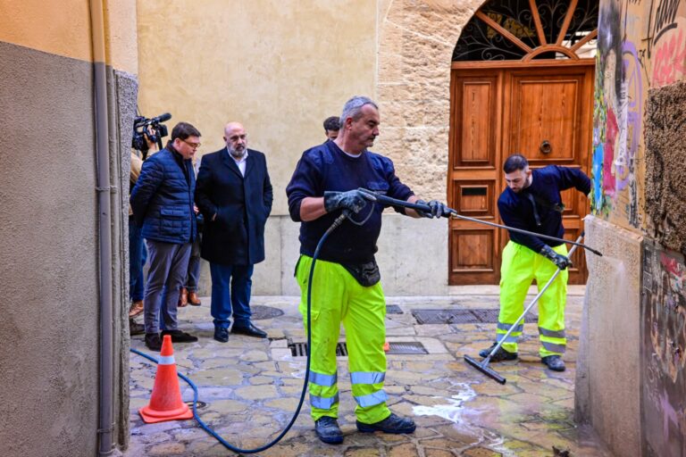 El alcalde de Palma presenta un plan para eliminar más de mil pintadas en Sant Jaume