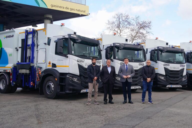 Emaya presenta cinco camiones de recogida de residuos con tecnología avanzada