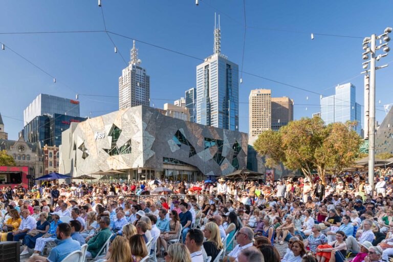 La ópera de clase mundial brilla en la Plaza de la Federación de Melbourne con la actuación del Australian Girls Choir