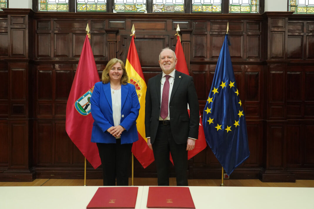 La vicealcaldesa de Madrid y delegada de Seguridad y Emergencias, Inma Sanz, con el director del área de Prevención y Seguridad Vial de la Fundación Mapfre, Jesús Monclús, durante la firma de la prórroga del convenio entre Bo