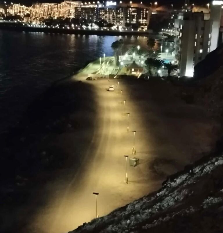Mogán mejora el paseo marítimo con nuevas farolas fotovoltaicas entre Arguineguín y Patalavaca