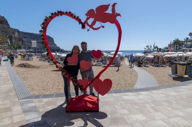 Playa de Mogán se Viste de Amor: Decoraciones y Photocalls para San Valentín