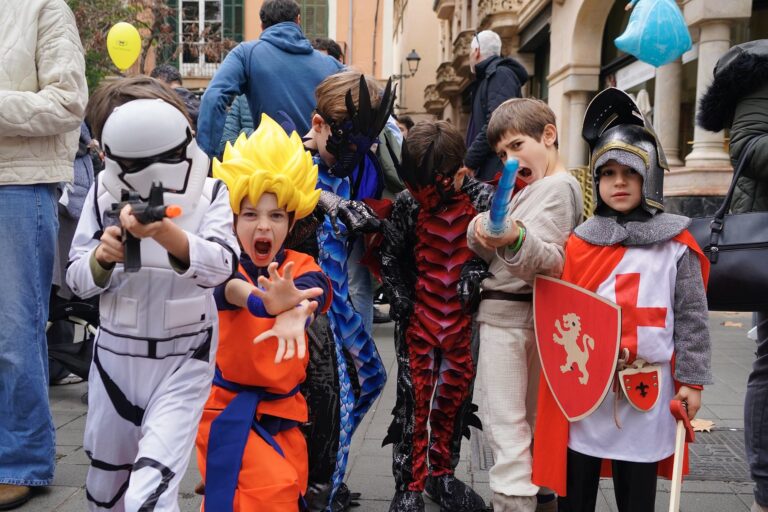 Sa Rua 2025 en Palma: Carrozas, Comparsas y Premios Sorprendentes