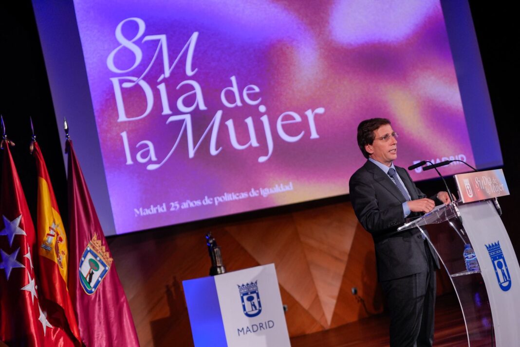 Almeida durante su intervención en el acto de los XX Premios Clara Campoamor, por el conmemora el Día Internacional de la Mujer 