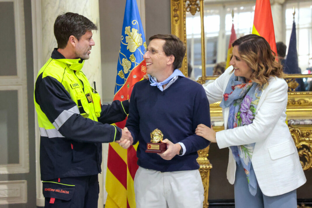 Almeida recibiendo el Casco de Honor de los Bomberos de Valencia junto a la alcaldesa de Valencia, María José Catalá 