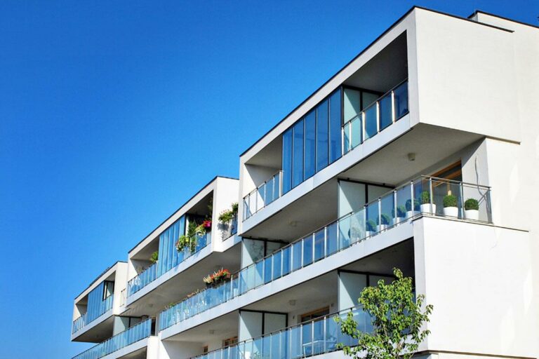Fachada de un edificio de apartamentos