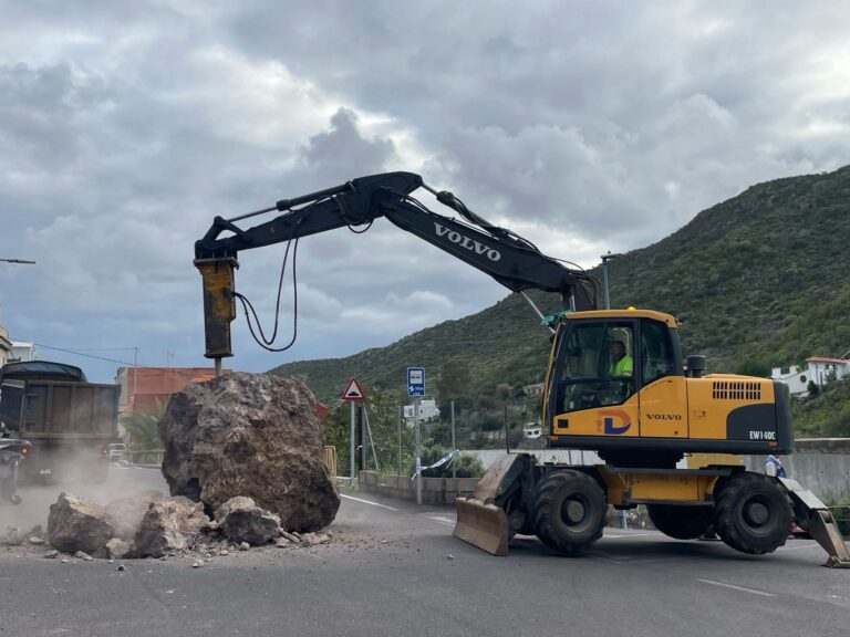 Demolición de piedra en Valle Tabares tras lluvias intensas en La Laguna