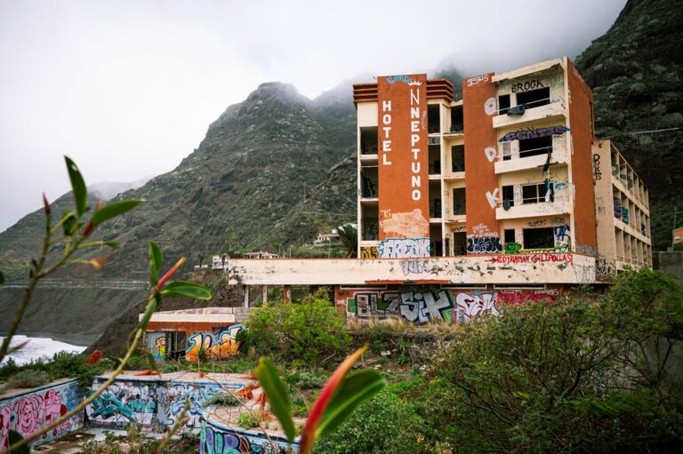 Demolición del Hotel Neptuno en La Laguna: Solución a Riesgo de Ruina
